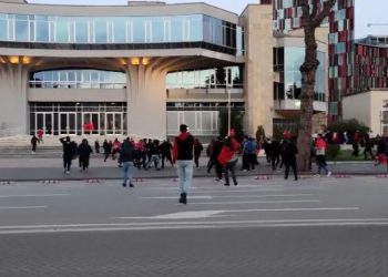 VIDEO/ Sherr para ndeshjes Shqipëri-Poloni, tifozët shqiptarë përleshen me ata polakë. Ndërhyn policia