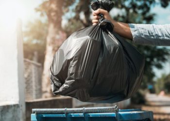 Paradokse shqiptare: Fshehu 66 mijë euro në qeset e lodrave dhe i hedh në plehra!