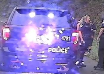 VIDEO/ Momenti dramatik! Polici hero shpëton kolegen e tij në sekondën e fundit gjatë një aksidenti