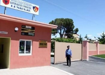 Aksident në Divjakë/ Makina përplas dy vëllezërit e mitur, drejtuesi përfundon në polici