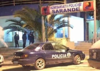 Sarandë/ Pronari bllokon grabitjen e dyqanit të celularëve, hajduti zhduket me vrap