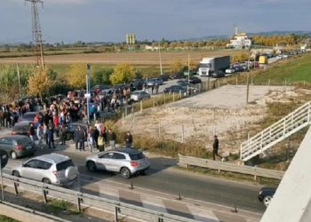 “Kryqëzimi i vdekjes”/ Banorët kundërshtojnë barrierat metalike në Lushnje-Fier, dalin në protestë