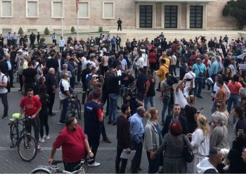 PAMJET / Me bukën me vete, nis protesta para Kryeministrisë kundër rritjes së çmimeve