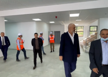 “I vetmi kryeministër që ka ardhur 10 herë në Bubq”/ Rama: Brenda nëntorit kjo lagje të jetë gati për afro 200 familje të prekura nga tërmeti