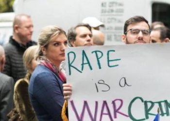 Gruaja e parë që pranoi dhunën seksuale gjatë Luftës së Kosovës niset për Amerikë, protestohet para Ambasadës serbe