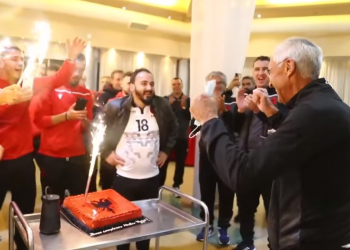 VIDEO/ Fishekzjarre dhe tortë me flamur shqiptar pas fitores me Hungarinë! Reja surprizohet për ditëlindje