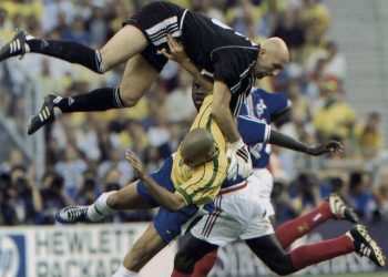“Ronaldo dukej sikur do të vdiste në fushë”/ Edmundo zbulon detaje shokuese nga Botërori 1998: I kërkova Leonardos t’i fliste, kishte…
