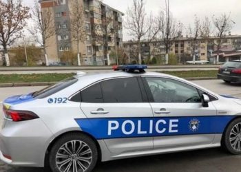 E rëndë! Fëmija gjendet i pajetë në kabinën e kamionit