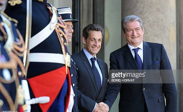 French President Nicolas Sarkozy (C) bids farewell to Albanian Prime minister Sali Berisha (R) after a meeting at the Elysee palace on April 24, 2009 in Paris. AFP PHOTO BORIS HORVAT (Photo credit should read BORIS HORVAT/AFP via Getty Images)