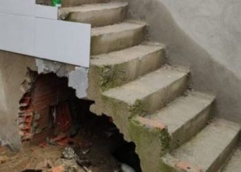 FOTOT/ Gjendet e murosur një grua brenda shkallëve prej betoni, dyshohet të jetë përdhunuar