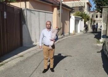 Videoja prekëse/ I riu shkodran gjen nënën e moshuar pas 20 vitesh, u rrit në shtëpinë e fëmijës