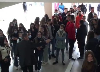 Dhjetra studentë në Vlorë s’lejohen të futen në auditorë pa certifikatën e vaksinës ose test PCR