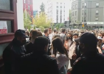 “Ça lesh vaksinimi…”/ Studentët përplasen me rojet e sigurisë tek ‘Filologjiku’: Universiteti është i yni dhe i askujt tjetër