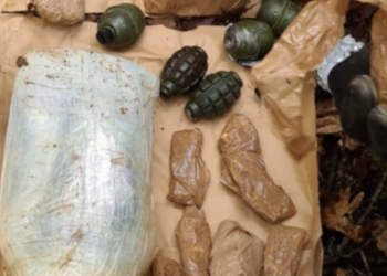 Aksioni/ Arrestimi i pesë personave për terrorizëm, policia konfiskon arsenal armësh