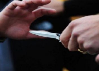 “Kërcet” me thika në Vlorë/ 2 persona përfundojnë në spital, njëri në gjendje të rëndë për jetën. Emrat