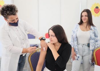 Një javë para nisjes së mësimit/ Ministrja apel studentëve: Vaksinohuni për të mbrojtur veten. Shfrytëzoni javën pranë fakulteteve