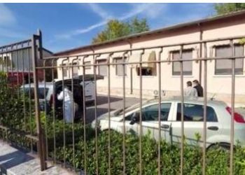 Tragjike/ Nëna vret dy vajzat e saj të mitura, 11 dhe 3 vjeç, policia vihet në ndjekje të saj