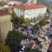 VIDEO kur serbët në veri të Kosovës sulmojnë policinë, grushte dhe gaz lotsjellës
