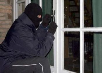 “Alo, po vidhet një banesë me armë”/ Lajmërohet policia në kohën e duhur në Sukth: 3 në pranga, në kërkim vëlla e motër