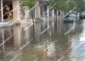 Probleme në Vlorë, reshjet e dendura të shiut bllokojnë disa rrugë. Vështirësi në qarkullim