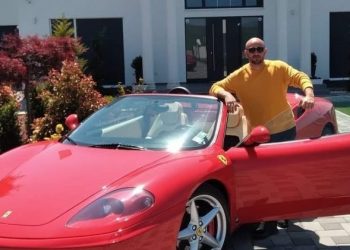 Kandidati për kryetar komune në Kosovë shkon me Ferrari për të votuar