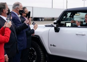 Foto: E projektuar nga një vlonjat, Joe Biden promovon makinën elektrike