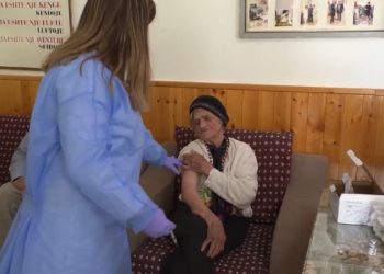 Nis vaksinimi me dozën e tretë në shtëpinë e të moshuarve në Gjirokastër, paralelisht injektohet edhe ajo e gripit