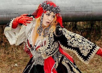 Rita Ora i dhuron Tiranës kostumin popullor që veshi në videoklip! Veliaj: Do ta vendosim në Muzeun e ri Etnografik