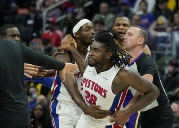 VIDEO / Sherr masiv në Detroit-Lakers, LeBron përjashtohet pasi gjakos rivalin