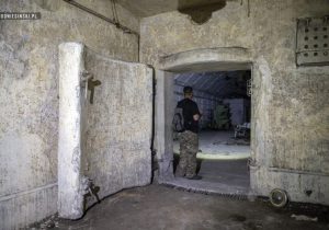 FOTOT/ Brenda fabrikës së armatimeve të Poliçanit, media amerikane: Labirinthe ku mund të humbësh dhe porta 6 metra të larta që...!