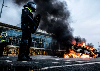FOTOT/ Protesta të ashpra në Hollandë kundër vaksinimit të detyruar dhe kufizimeve, policia dhunë mbi protestuesit