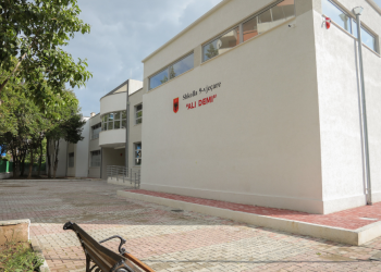 Dhjetëra nxënës të infektuar/ Rrezikojnë të mbyllen dy klasa te shkolla “Ali Demi” në Tiranë