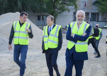 Kryeministri Rama dhe Veliaj i tregojnë Granoff  ndryshimin e Piramidës: 30% e punës është bërë!
