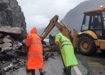 Shembet masivi shkëmbor, probleme në qarkullimin e makinave në aksin Skuraj-Burrel