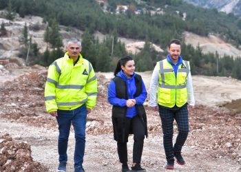 Balluku inspekton punimet në aksin Orikum-Dukat: Synojmë përfundimin e gjerdanit infrastrukturor të Jugut brenda 3 vitesh