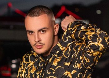 Publikohet VIDEO / Policia ndalon Don Xhonin dhe i kontrollon makinën luksoze