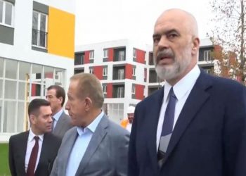 “Të jenë të mbaruara për Vitin e Ri”/ Rama në lagjen e rindërtuar në Thumanë