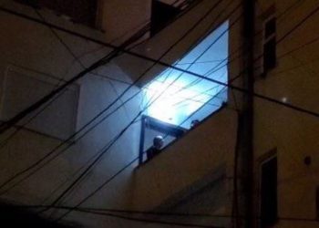 Ngjarje e rëndë në Fier/ Shpërthim i fuqishëm në një pallat të “8 Shkurtit”, banorët ikin të tmerruar