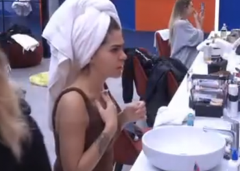 BB Vip/ Konkurrenti lahet nudo dhe ‘shokon’ vajzat e shtëpisë