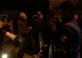 Banorët e Laprakës përplasen fizikisht me policinë për banesat