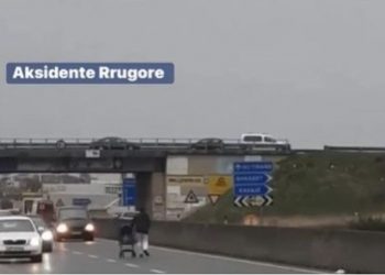 VIDEO: E pazakontë! Një person vë në rrezik jetën e tij, ecën në mes të autostradës Tiranë-Durrës duke…