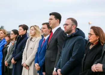 Të gjithë kundër Berishës, por akoma me mendt e tij! Basha & CO festojnë Çlirimin më 28 nëntor