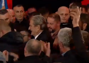 Berisha mban Foltoren në Kuçovë, e shoqërojnë Pollo e Veliaj