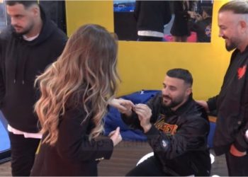E papritur në Big Brother! DJ PM ulet në gjunjë dhe i propozon Sarës me unazë në dorë