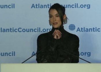 “Shërohemi nga lëndimi”/ Dua Lipa i kërkon publikisht Presidentes së KE-së liberalizimin e vizave për Kosovën