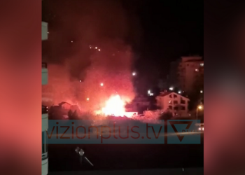 Përfshihet nga flakët ndërtesa në Vlorë, rrezikohen banesat përreth