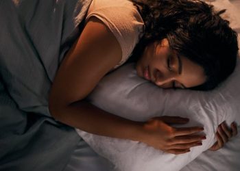 Koha e duhur për gjumin/ Studimi tregon pse duhet të flini ndërmjet orës 22:00 dhe 23:00