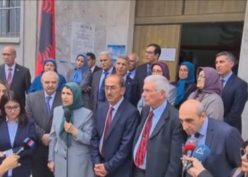Krimet kundër njerëzimit/ Masakra me 30 mijë të vrarë, opozitarët iranianë zhvendosin në Durrës gjykatën suedeze