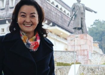 “E natyrshme dhe e gëzueshme për mua të ‘kthehem në shtëpi’”/ Kim feston në Tropojë. Mesazhi: Të zgjedhim të ardhmen në vend të së shkuarës!