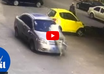 VIDEO/ E kapi të shoqen në makinë me dikë tjetër, çmendet nga xhelozia, merr shkopin…
